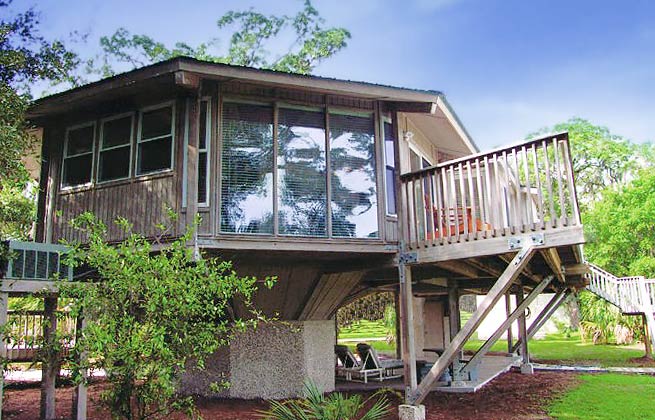 Prefab pedestal guest houses