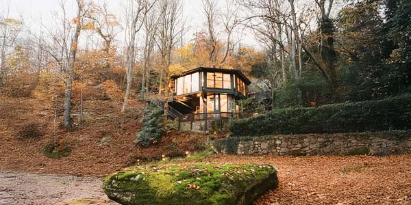 Enclosed pedestal Topsider home on a wooded mountain site