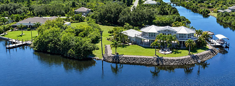 Double-pedestal Topsider home on the Florida coast 
