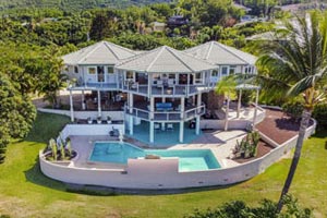 Custom Topsider vacation home designed for its building site 