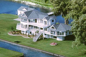 Custom multi-sided Topsider home with expansive windows